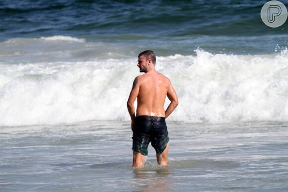 Rodrigo Hilbert curte praia nesta terça-feira 28 de janeiro de 2014