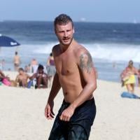 Rodrigo Hilbert curte praia, joga vôlei e posa para fotos com fãs