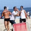 Rodrigo Hilbert aproveitou também para jogar vôlei na praia do Leblon