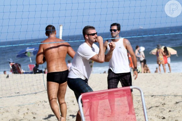 Rodrigo Hilbert aproveitou também para jogar vôlei na praia do Leblon