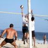 Rodrigo Hilbert aproveitou o sol desta terça-feira, 28 de janeiro de 2014, para jogar vôlei na praia do Leblon