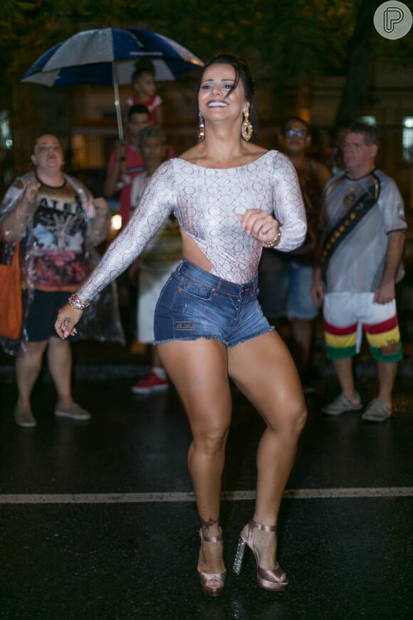 Mesmo com o tempo ruim no Rio de Janeiro nesta quinta-feira, a atriz não deixou de ensaiar