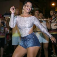 Carnaval: Viviane Araújo samba de shortinho e exibe pernões em ensaio. Vídeo!