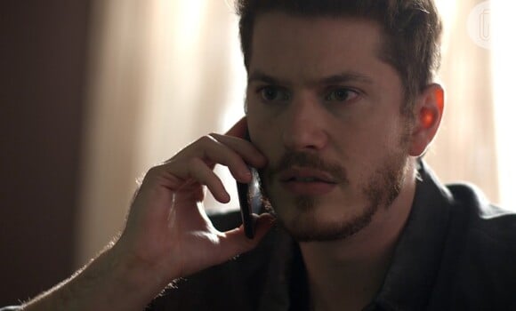 Da prisão, Alex (Caio Paduan) fala com Lorena (Nathalia Dill) por telefone e ela exige que ele não entregue Júlia (Nathália Dill), na novela 'Rock Story'