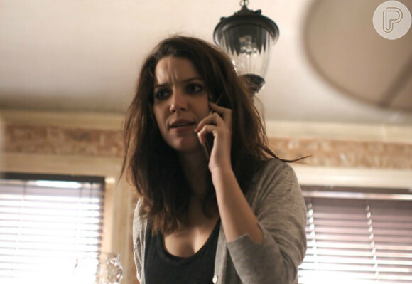 Lorena (Nathalia Dill) fala com Alex (Caio Paduan) por telefone e promete que vai tirá-lo da prisão se ele não dedurar Júlia (Nathalia Dill), na novela 'Rock Story', a partir de 27 de janeiro de 2017