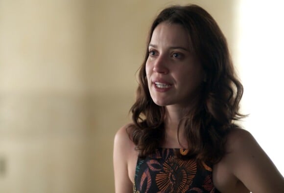 Júlia (Nathalia Dill) fica desesperada ao saber que Alex (Caio Paduan) fugiu da cadeia, na novela 'Rock Story'