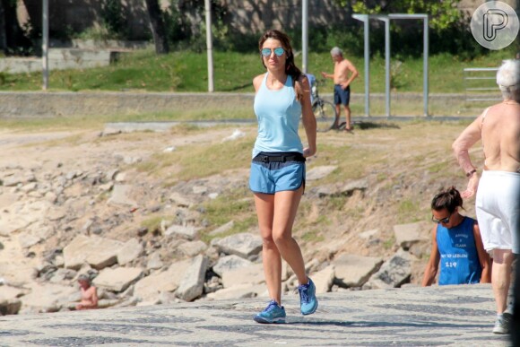 Patricia Poeta exibe o corpo sequinho e boa forma quando se exercita na praia