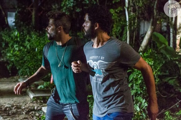 Wagner (Felipe Mago) e Mario (Bruno Gagliasso) foram capturados pelos comparsas de Cesar (Rafael Cardoso), na Bahia, na novela 'Sol Nascente'