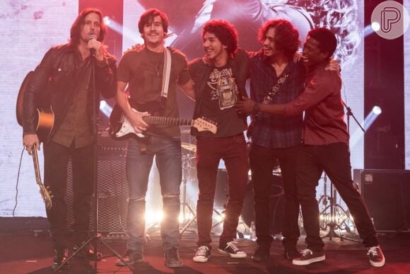 A banda 4.4 é chamada para substituir o show de Léo Régis (Rafael Vitti) em um festival, na novela 'Rock Story'