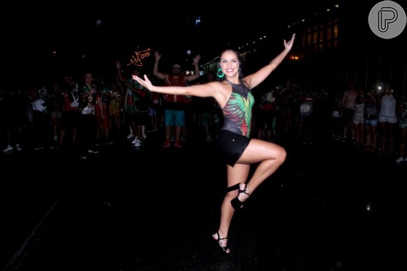 Paloma Bernardi mostra samba no pé embaixo de chuva no ensaio de rua da Grande Rio, em 22 de janeiro de 2017
