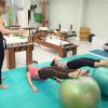 Angélica e Glenda treinando equilíbrio e respiração no Pilates