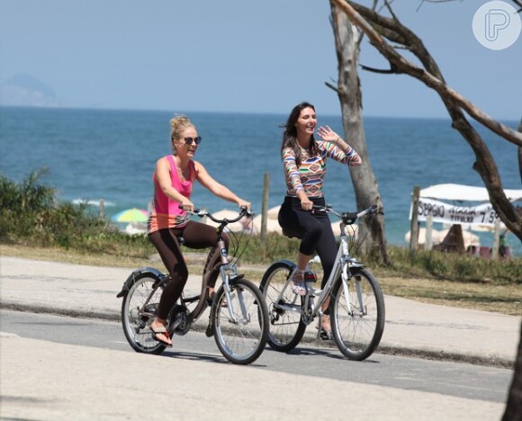 Angélica e Glenda também conversaram durante um passeio de bicicleta pela orla do Rio de Janeiro