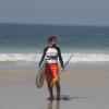 Em dia de folga de 'Joia Rara', Ricardo Pereira e a esposa aproveitam para praticar stand up paddle na praia nesta quinta-feira, 30 de janeiro de 2014