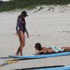 Em dia de folga de 'Joia Rara', Ricardo Pereira e a esposa aproveitam para praticar stand up paddle na praia nesta quinta-feira, 30 de janeiro de 2014