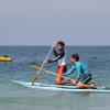 Bruno Gagliasso e Ricardo Pereira aproveitaram o mar calmo e conversaram enquanto praticavam stand up paddle na Barra nesta quinta-feira, 30 de janeiro de 2014