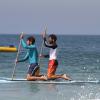 Bruno Gagliasso e Ricardo Pereira aproveitaram o mar calmo e  praticaram stand up paddle na praia da Barra nesta quinta-feira, 30 de janeiro de 2014