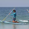 Bruno Gagliasso e Ricardo Pereira aproveitaram o mar calmo e conversaram enquanto praticavam stand up paddle na Barra nesta quinta-feira, 30 de janeiro de 2014