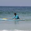 Bruno Gagliasso aproveitou o mar calmo e praticou stand up paddle na praia da Barra nesta quinta-feira, 30 de janeiro de 2014