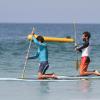 Bruno Gagliasso aproveitou o mar calmo e praticou stand up paddle na praia da Barra nesta quinta-feira, 30 de janeiro de 2014