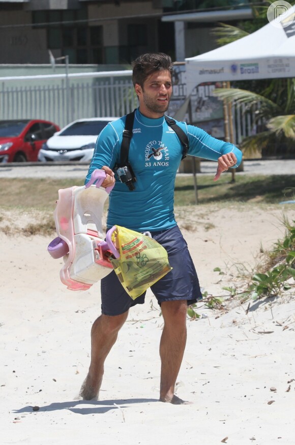 Em dia de folga na praia, Bruno Gagliasso deu lição de cidadania e recolheu lixo da areia nesta quinta-feira, 30 de janeiro de 2014