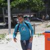 Em dia de folga na praia, Bruno Gagliasso deu lição de cidadania e recolheu lixo da areia nesta quinta-feira, 30 de janeiro de 2014