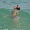 Isabella Santoni se refresca ao dar um mergulho na praia de São Conrado, na Zona Sul do Rio
