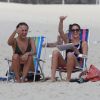 Isabella Santoni aposta em maiô cavado para curtir tarde na praia com amiga e encontra um jeito inusitado para divulgar peça de teatro ao perceber fotógrafo