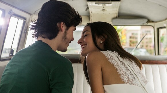 Yasmin e Zac dão 1º beijo em 'Rock Story' e atores comentam: 'Romeu e Julieta'