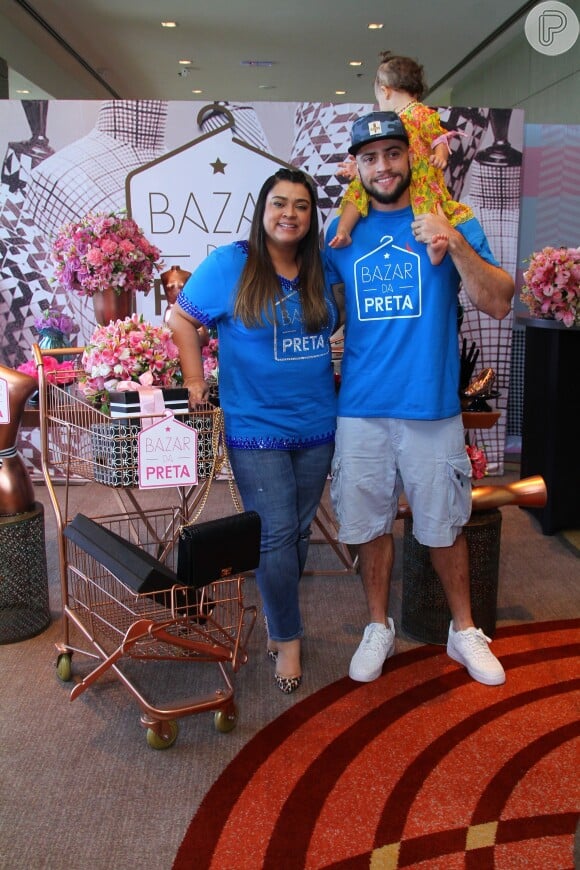 Preta Gil, o marido, Rodrigo Godoy, junto com a netinha Sol de Maria, durante a última edição de seu bazar beneficente: 'Foi trasnformador', disse Preta sobre o projeto do Bazar da Preta