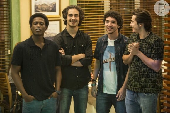 Zac (Nicolas Prattes), JF (Maicon Rodrigues), Nicolau (Danilo Mesquita) e Tom (João Vitor Silva) formam a banda 4.4, na novela 'Rock Story'