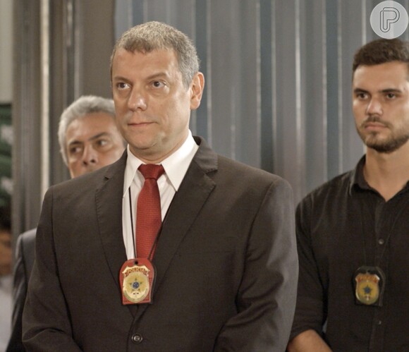 Louzada (Marcelo Airoldi) dá voz de prisão a Alice (Giovanna Antonelli) sob acusação do assassinato de João Amaro (Rafael Zulu), na novela 'Sol Nascente'