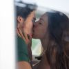Zac (Nicolas Prattes) correspondeu o beijo de Yasmin (Marina Moschen), mas depois a dispensou, chamando-a de interesseira, na novela 'Rock Story'