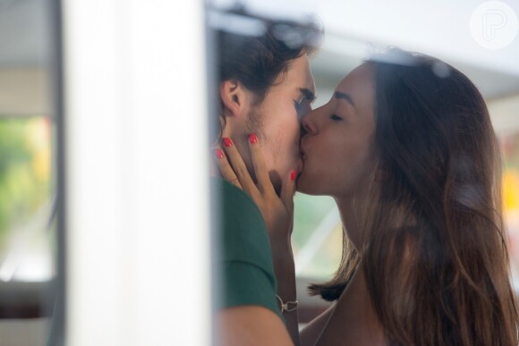 Zac (Nicolas Prattes) correspondeu o beijo de Yasmin (Marina Moschen), mas depois a dispensou, chamando-a de interesseira, na novela 'Rock Story'