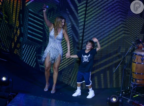 Ivete Sangalo leva o filho, Marcelo, ao palco do show