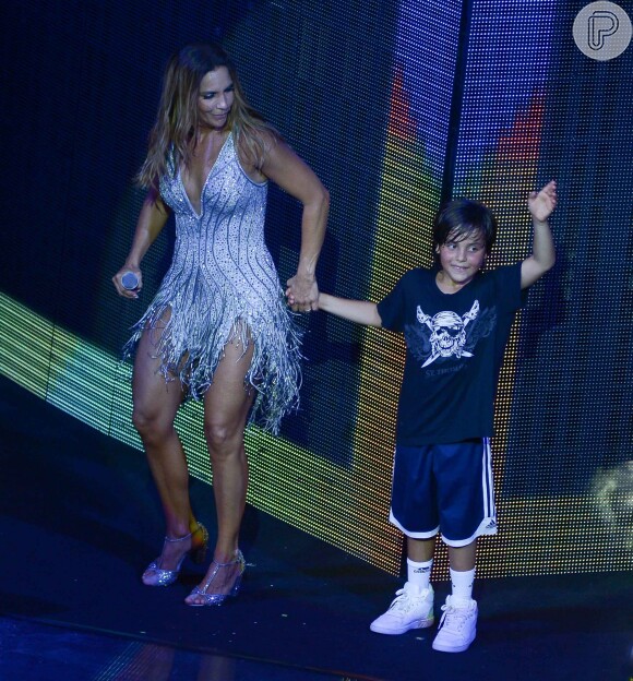 Ivete Sangalo leva o filho, Marcelo, ao palco do show na Concha Acústica de Salvador, em 28 de janeiro de 2017