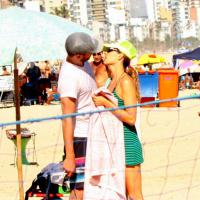 Fernanda Lima e Rodrigo Hilbert trocam beijos apaixonados em praia do Rio