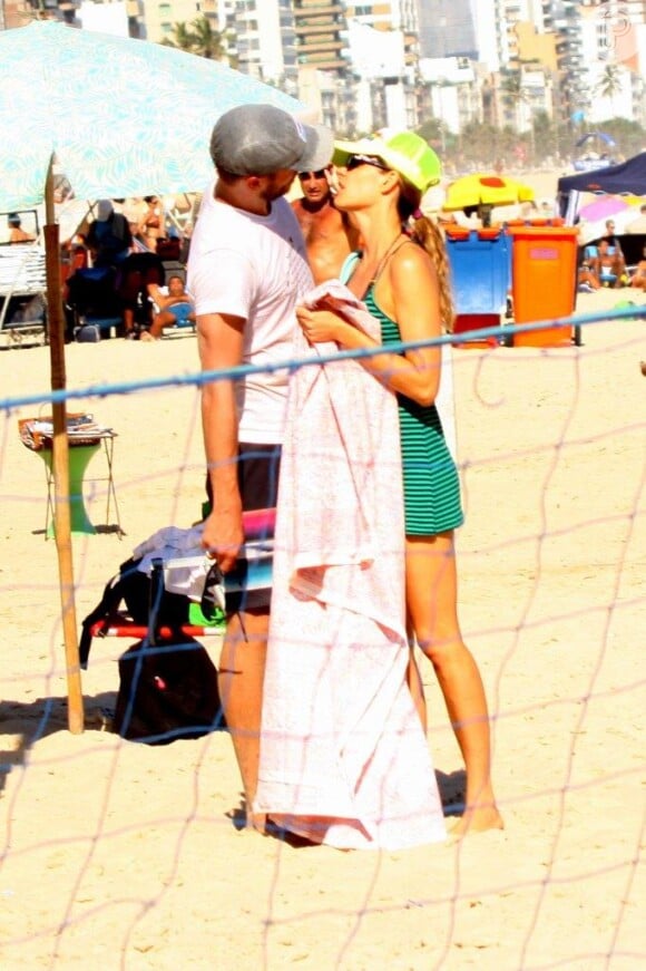 Fernanda Lima e Rodrigo Hilbert aproveitaram a praia em clima de muito romance. O clique foi feito nesta sexta-feira, 31 de janeiro de 2014