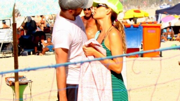 Fernanda Lima e Rodrigo Hilbert trocam beijos apaixonados em praia do Rio