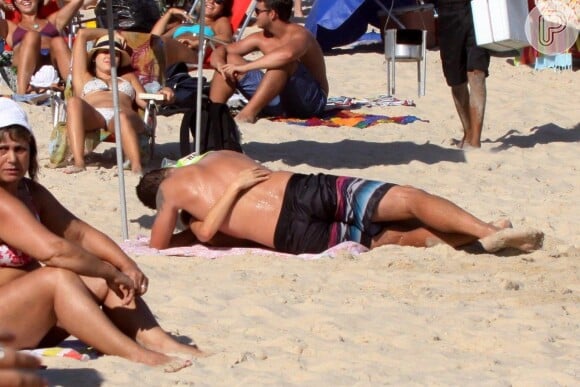 Fernanda Lima e Rodrigo Hilbert aproveitaram a praia em clima de muito romance e beijos apaixonados