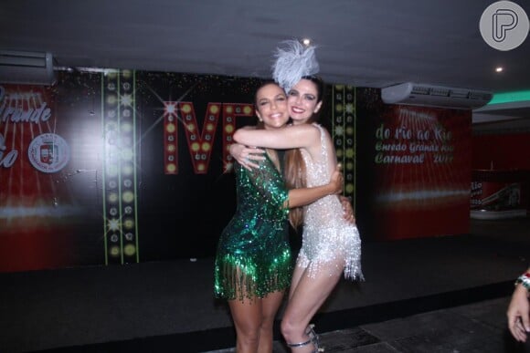 Ivete Sangalo abraça Luciana Gimenez antes de ensaio técnico da Grande Rio