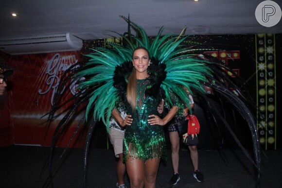 Ivete Sangalo usa body com brilhos e pena no desfile técnico da Grande Rio na Marquês de Sapucaí