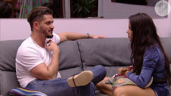 No 'BBB17', Emilly pergunta se Marcos deu em cima de sua irmã gêmea, Mayla. 'Achei que tu estava dando em cima da mana', indaga a gaúcha. 'Não. Ela não', garante ele