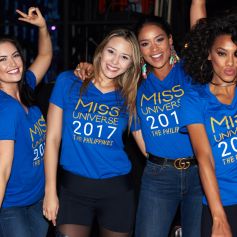 Miss Canadá posa com a Miss Brasil, Raissa Santana, e outras misses nos bastidores do concurso