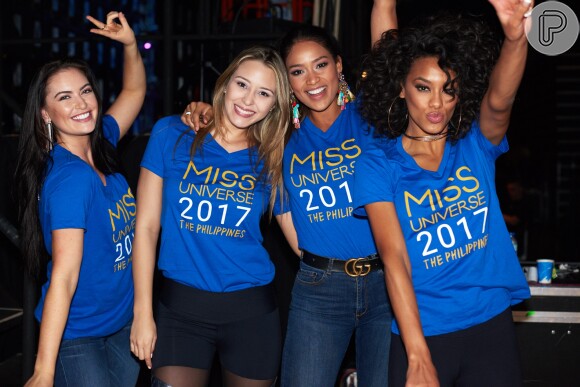Miss Canadá posa com a Miss Brasil, Raissa Santana, e outras misses nos bastidores do concurso