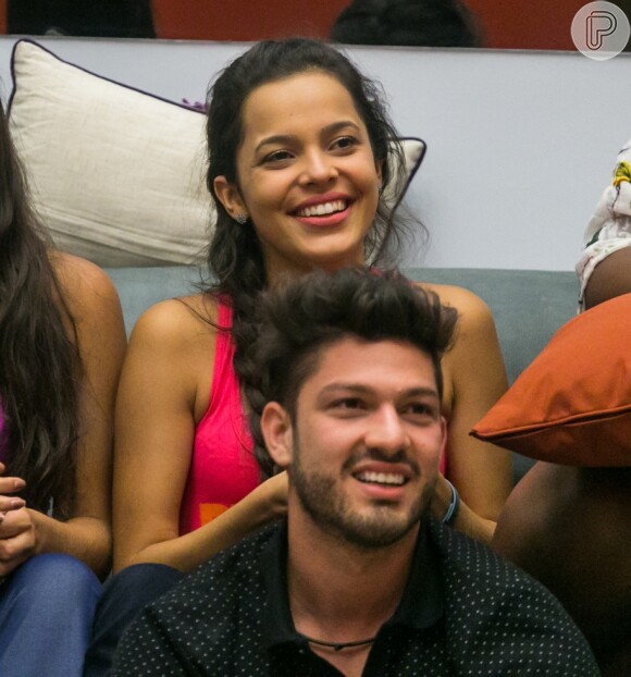 Eliminada, Mayla não descarta viver um romance com Luiz Felipe fora do reality: 'Pode ser até role uma chance'