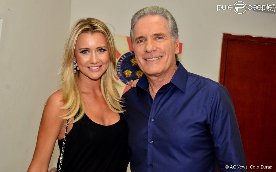 Roberto Justus é homenageado ao lado da namorada na quadra da Rosas de Ouro Purepeople