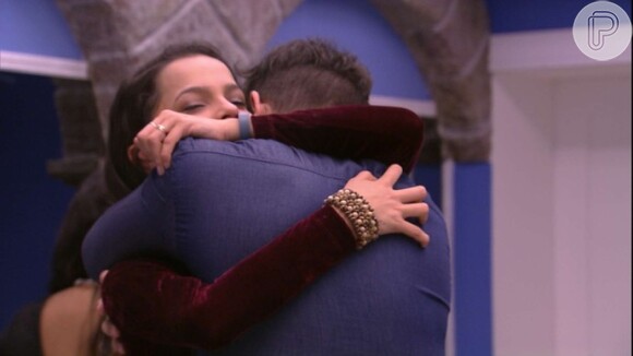 Mayla e Luiz Felipe se abraçam antes da ex-sister deixar o 'Big Brother Brasil'