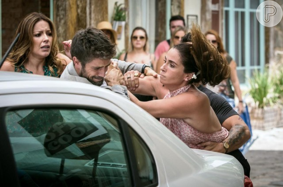 Alice (Giovanna Antonelli) desconta toda sua raiva em Cesar (Rafael Cardoso) para defender Sirlene (Renata Dominguez), na novela 'Sol Nascente'