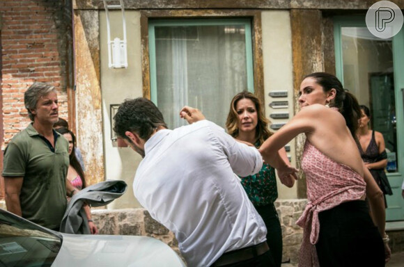 Alice (Giovanna Antonelli) dá bofetada na cara de Cesar (Rafael Cardoso) para defender Sirlene (Renata Dominguez), em 31 de janeiro de 2017, na novela 'Sol Nascente'