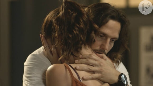 Gui (Valdimir Brichta) tenta consolar Júlia (Nathalia Dill), que sofre um aborto após ser atropelada, na novela 'Rock Story', a partir de 10 de fevereiro de 2017